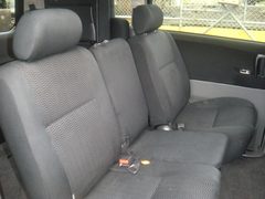 2005 TOYOTA VOXY, middle-row seats
