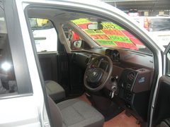 2013 TOYOTA SPADE, driver's seat and dashboard